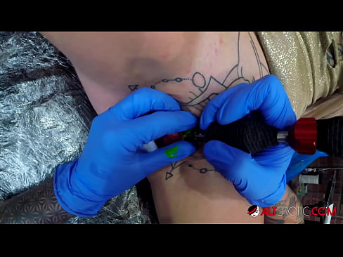 ❤️ E dashura jashtëzakonisht e bërë me tatuazhe, Sully Savage, bëri një tatuazh në klitorisin e saj Porno fb në pornografi sq.teatroporno.ru ❌❤
